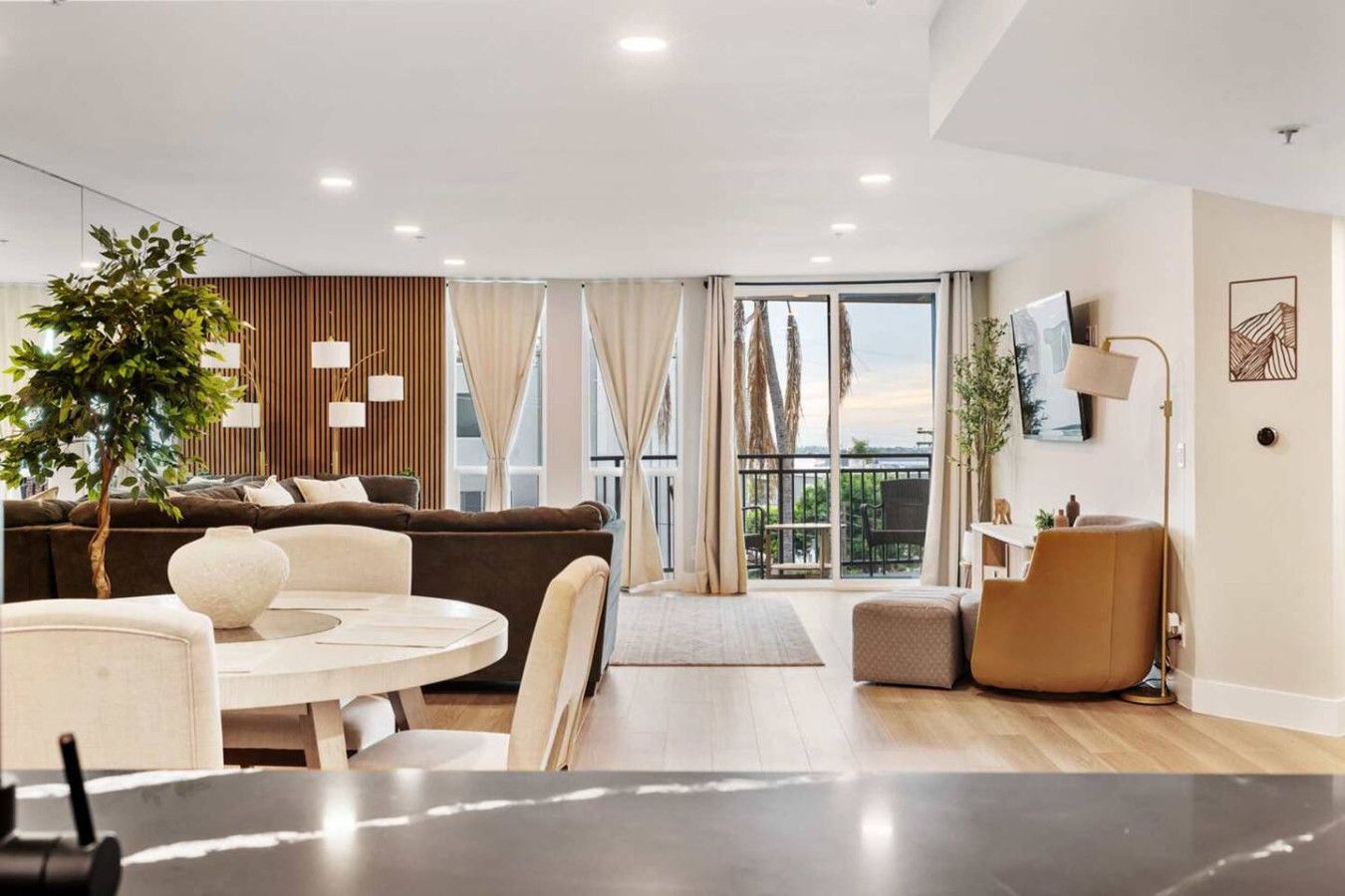 Bay View Penthauz Monthly Rental, 2 parking spots!