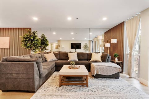 Bay View Penthauz Monthly Rental, 2 parking spots!