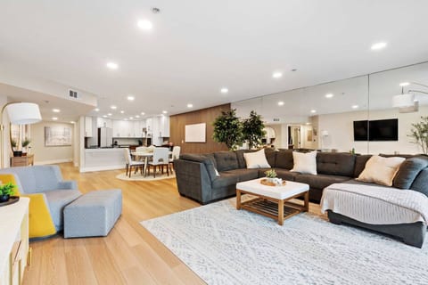 Bay View Penthauz Monthly Rental, 2 parking spots!