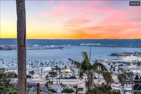 Bay View Penthauz Monthly Rental, 2 parking spots!