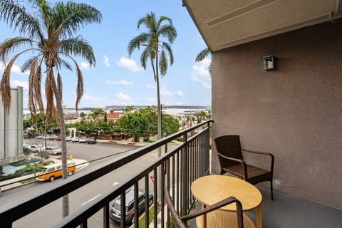 Bay View Penthauz Monthly Rental, 2 parking spots!