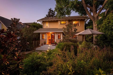Gorgeous Eccentric Home with Cowboy Pool!