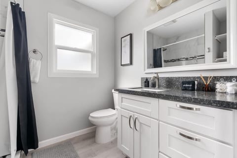 Cozy Clean Family Home - Central to everything!