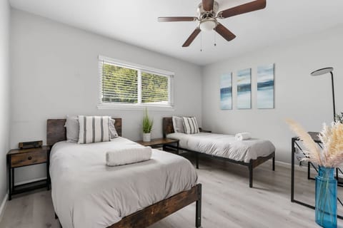 Cozy Clean Family Home - Central to everything!