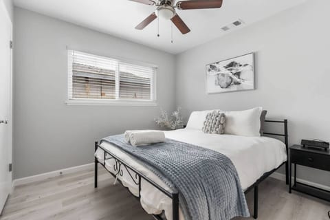 Cozy Clean Family Home - Central to everything!