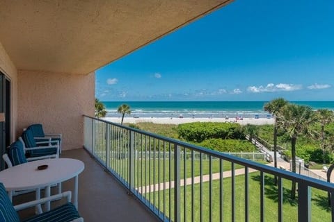 Morning coffee on this private balcony. Overlooking the both pool
and the famous Cocoa Beach Pier is a delightful way to start your day