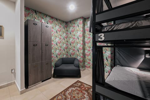 The Jungle Den – Shared Men's Dormitory 303 cama 6A top bed