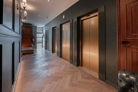 Pasillo hacia las habitaciones con acabados elegantes y sofisticados.