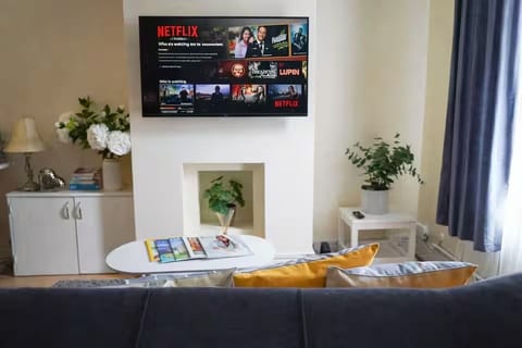 Modern Family Home | Private Garden & Free Parking image 1