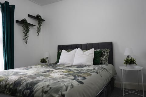 Modern Family Home | Private Garden & Free Parking image 2