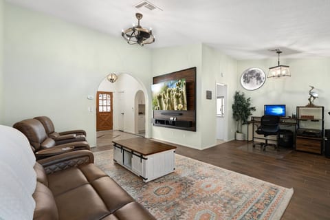 Relax & Unwind Seasons@Sierra: 8 Mi to Stadium image 3