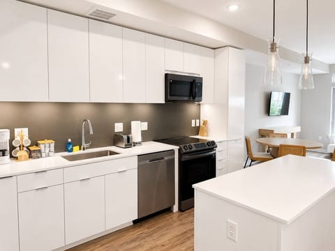 Colorful + Oak 2BR|Walk to Metro & Mall |Arlington