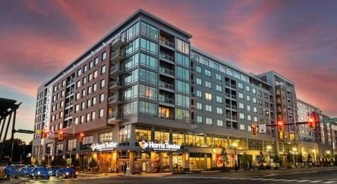 Colorful + Oak 2BR|Walk to Metro & Mall |Arlington