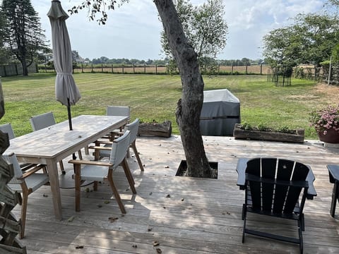 Cottage: Deck