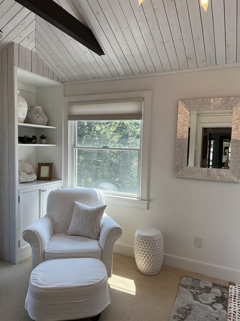 Main House: Bedroom One Lounge Area