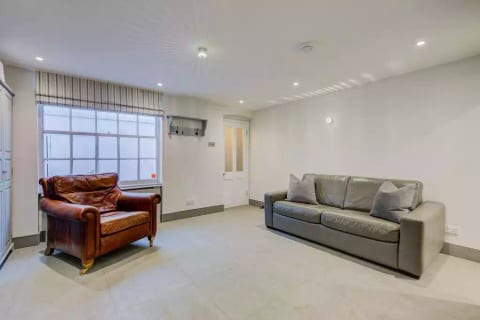 Just decorated! Large Italian leather sofa and British handmade leather Armchair, spotlights and moodlights & fully tiled throughout. FAST WIFI! Just 5 minutes walk from cafes/bars/restaurants/shops and Supermarkets. Minutes walk to three tubes!