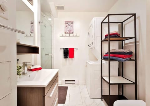 Downtown Suite w/ Deck & Laundry