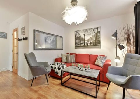 Downtown Suite w/ Deck & Laundry