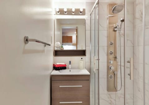 St. Catherine St. 1BD Apt
