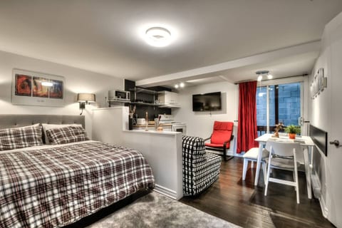 Modern Downtown Studio | Walk to Metro