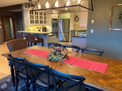 View House ~ Great Views, HotTub, mins to ski/town