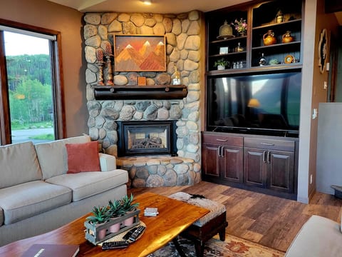 View House ~ Great Views, HotTub, mins to ski/town