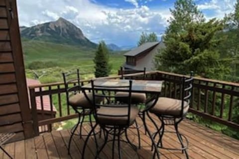 View House ~ Great Views, HotTub, mins to ski/town
