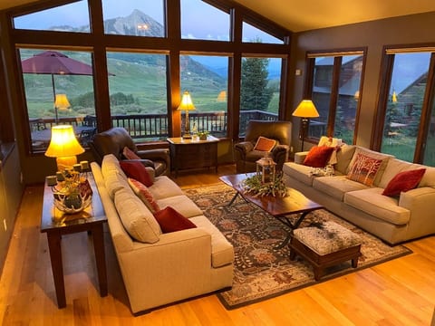 View House ~ Great Views, HotTub, mins to ski/town