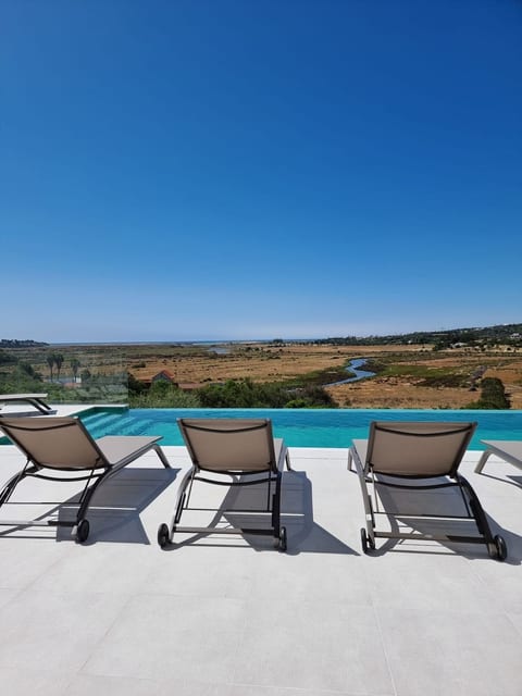 Luxury Villa in Algarve with Infinity Pool