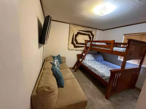 Comfortable twin/queen bunkbeds