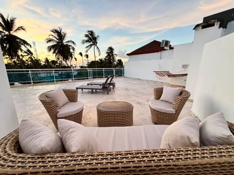 Beachfront Penthouse w/ Rooftop, Pools & Views