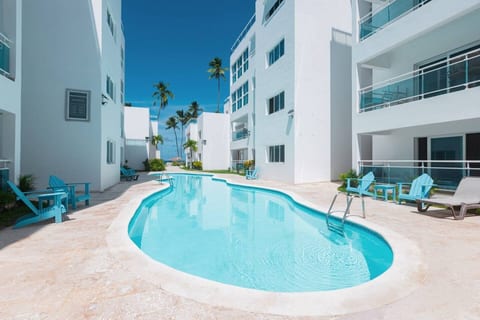 Beachfront Penthouse w/ Rooftop, Pools & Views