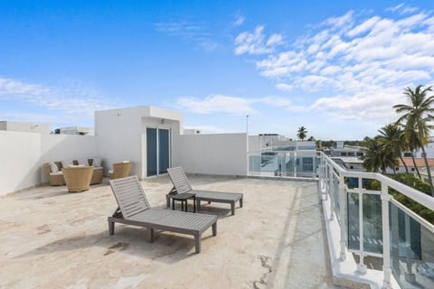 Beachfront Penthouse w/ Rooftop, Pools & Views