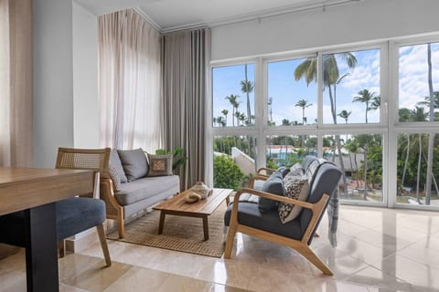 Beachfront Penthouse w/ Rooftop, Pools & Views