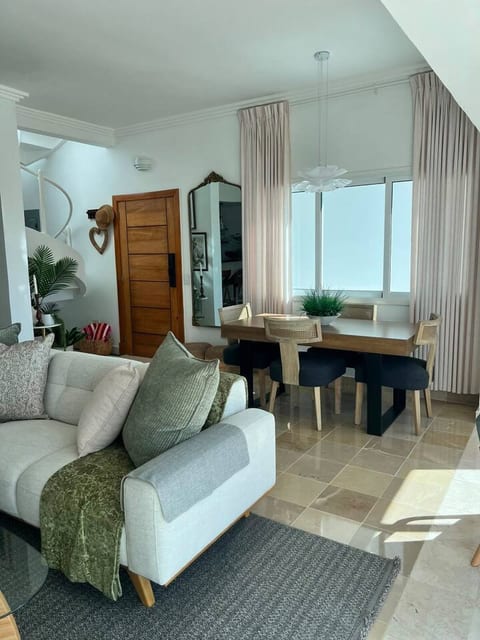 Beachfront Penthouse w/ Rooftop, Pools & Views