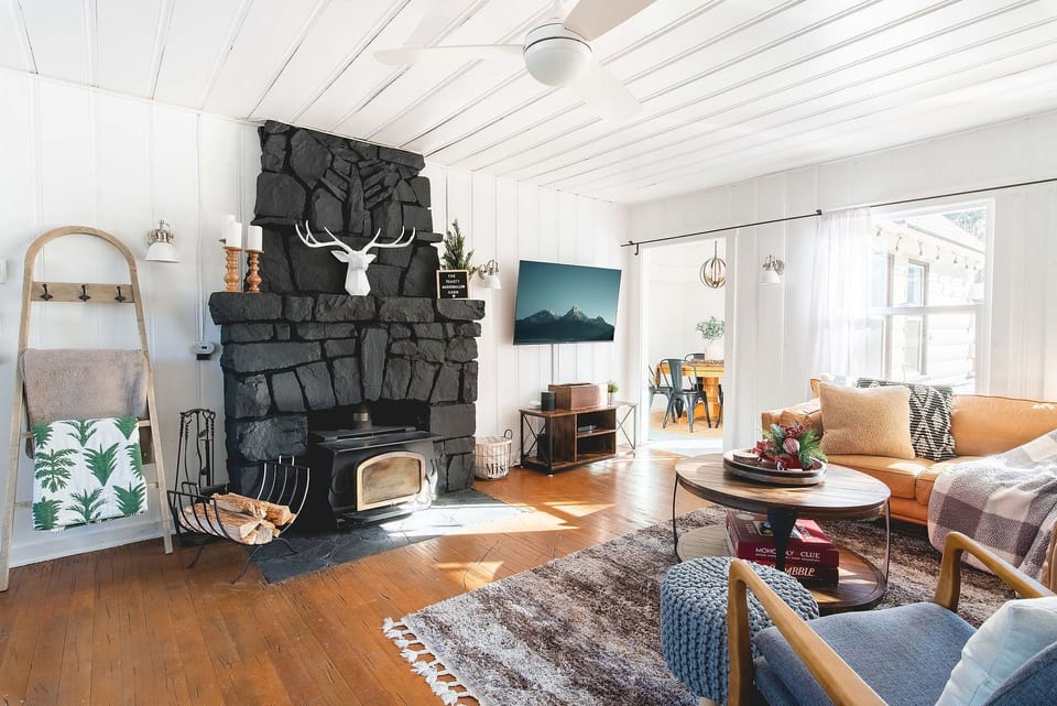 Hot Tub • Vintage Charm • Gated Yard • Poker Table - Big Bear Lake