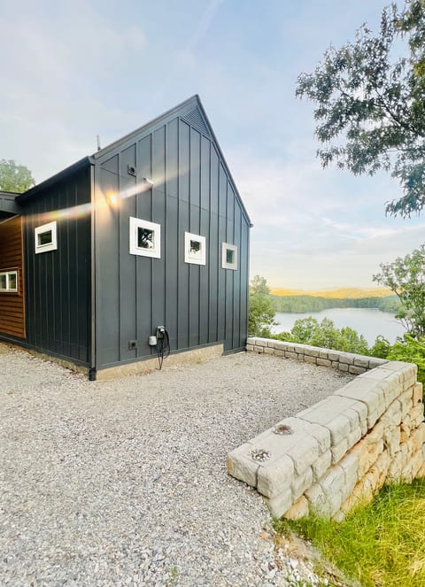 Modern mountain design meets lake living.
Hidden Point House welcomes you with contemporary architecture, convenient parking, and glimpses of Lake Santeetlah before you even step inside.