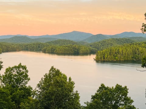 This is why guests never want to leave.
Sunrise coffee, sunset wine, or simply watching the light dance across Lake Santeetlah—Hidden Point House delivers a view that changes by the hour and never gets old.
