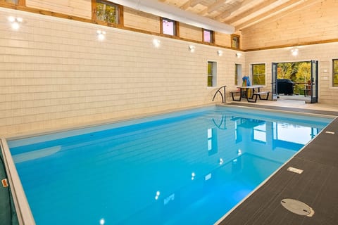 Hocking Hills Lux Lodge Indoor Pool HotTub Firepit image 2