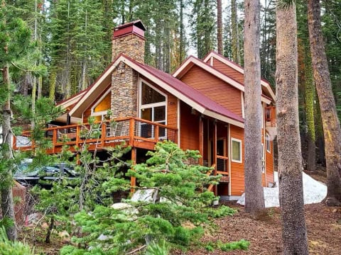 Cabin with Serene Lakes View Close to Sugar Bowl