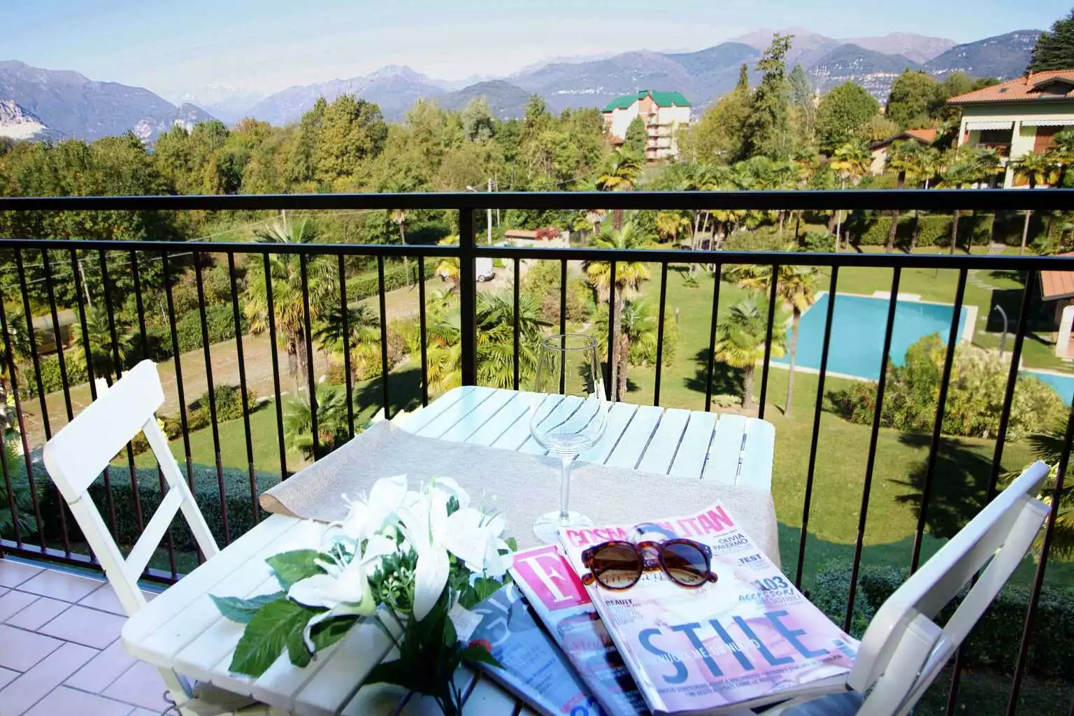 View on the pool and the mountains and a glimpse of the lake View on the pool and the mountains and a glimpse of the lake - Amazing Gaia Le Palme Pool - Laveno-Mombello