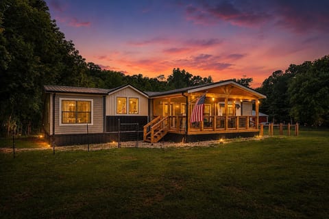 Cozy modern cabin with lit covered porch, large yard & sunset views