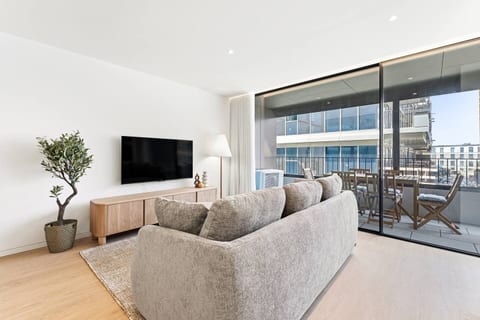 Gaia Riverside | Spacious & Sleek Suit