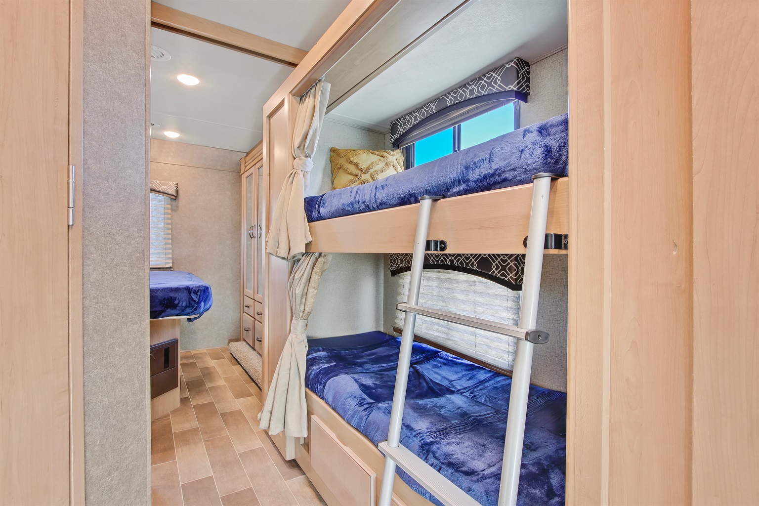 2020-luxury-thor-chateau-(bunk-beds)/