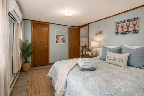Classic OOB Cottage • Walk to the Beach