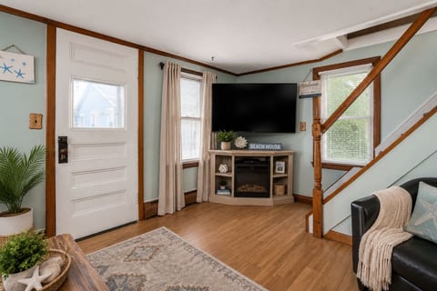 Classic OOB Cottage • Walk to the Beach