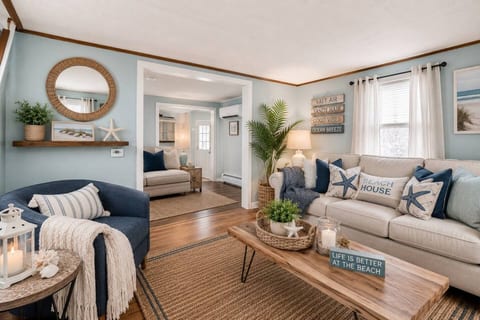 Classic OOB Cottage • Walk to the Beach