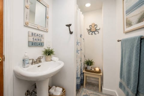 Classic OOB Cottage • Walk to the Beach