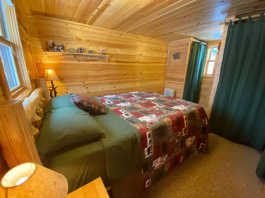 Master bedroom with smart TV and USB alarm clock - Eagle Ridge Hideaway Cabin - Luck