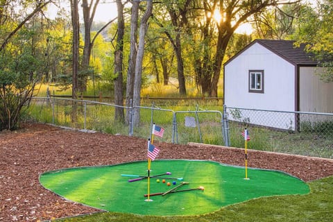 Game Room | Hot Tub | Putting Green | Kings | Crib
